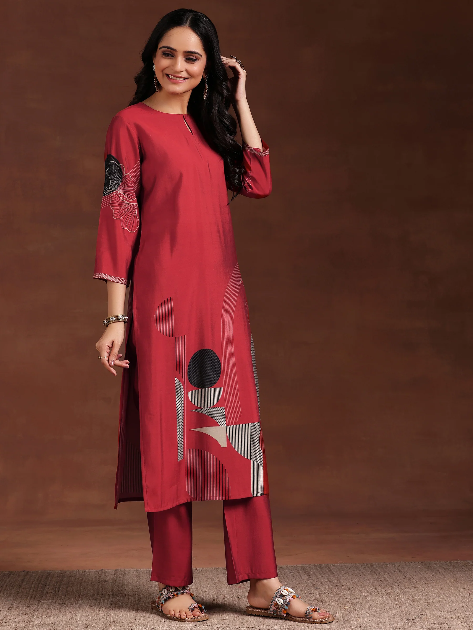 Maroon Printed Silk Blend Straight Suit With Dupatta - Image 2