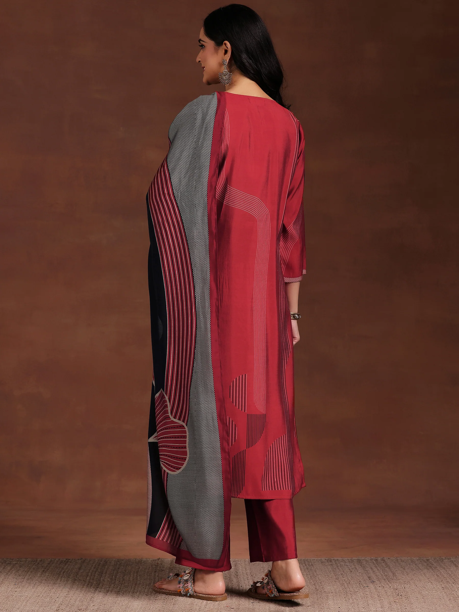 Maroon Printed Silk Blend Straight Suit With Dupatta - Image 4