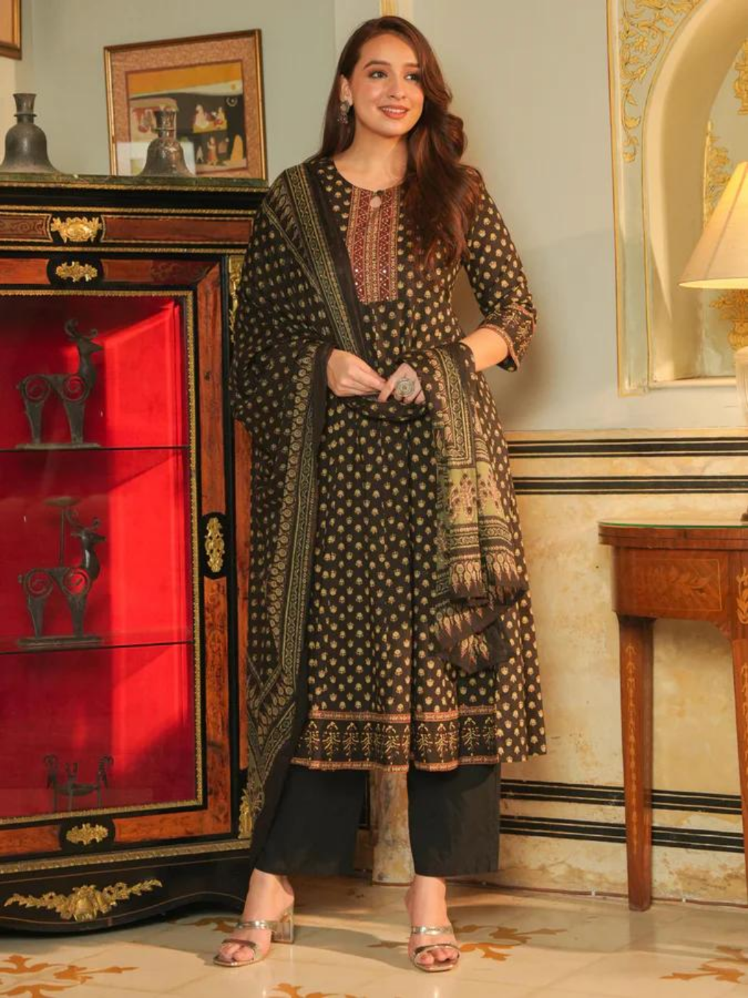 Noir Gul Butti Anarkali Set - Image 4