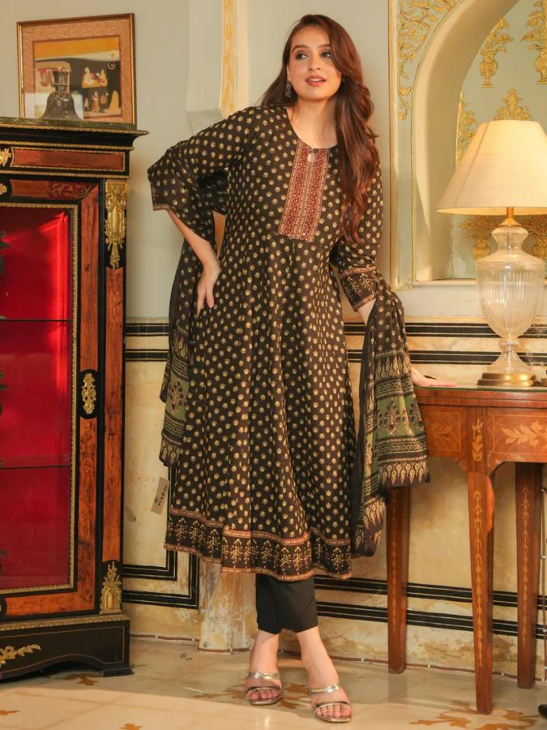 Noir Gul Butti Anarkali Set - Image 3