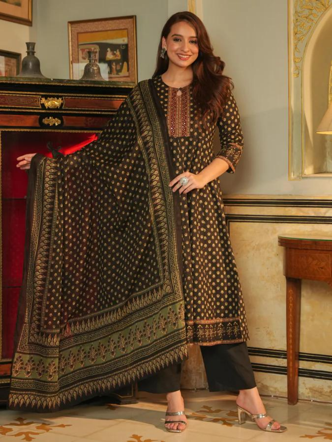 Noir Gul Butti Anarkali Set
